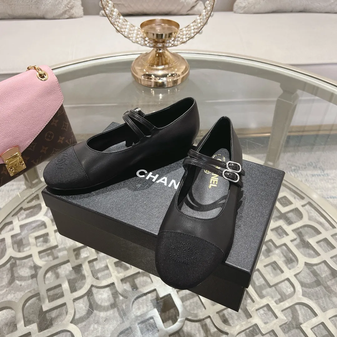 👟👟Ex-factory price 520👟👟 𝐂𝐇𝐀𝐍𝐄𝐋 | Xiaoxiang 2025 Mary Jane single shoe Macaron series ❤️ 2025 spring and summer new product Xiaoxiang Mary Jane single shoe series is new〰 🍬 A must-have in the fashion circle, the combination will interpret the meticulous, minimalist and classic elements that will never fade away 💋Show unique dressing style and it’s too beautiful to say anything. A must-have for summer... Upper: Sheepskin Lining: Sheepskin Outsole: Genuine leather sole Shoe size: 35-41 (40, 41 customization is non-refundable) Heel height: 1.5cm/6cm